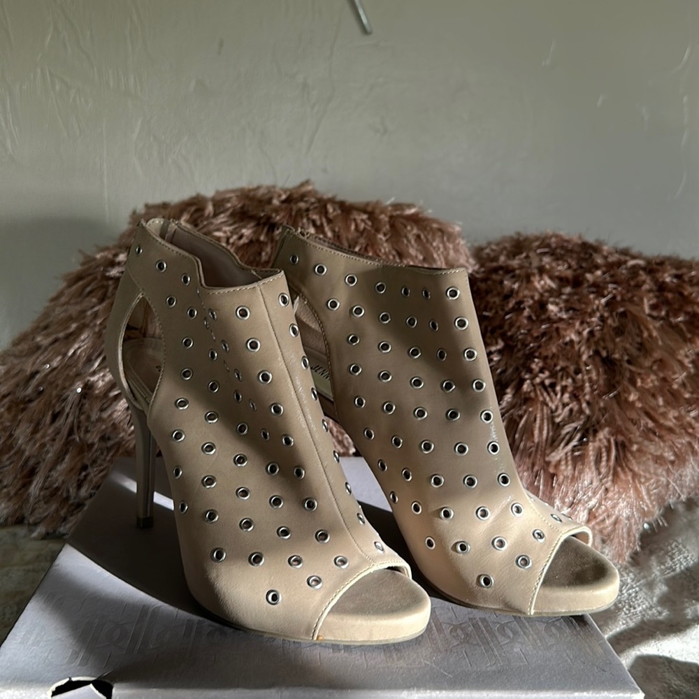 JLO MIANUDE shoes. Size 8.5. In mint condition. Original box.